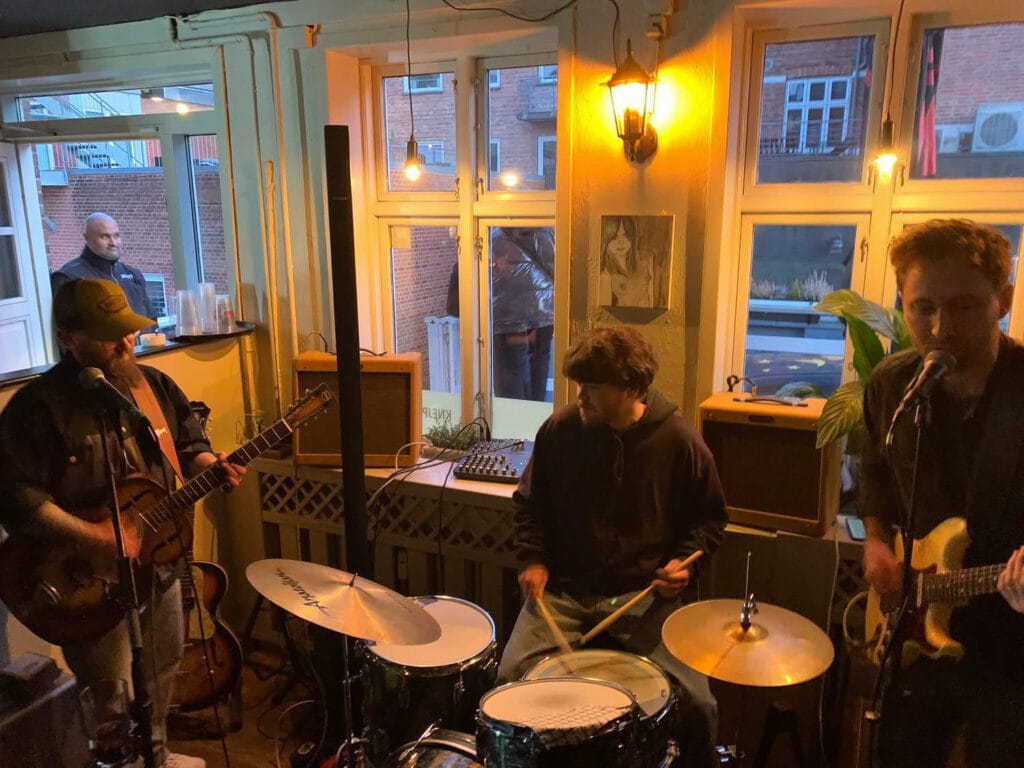 band spiller på knejpen